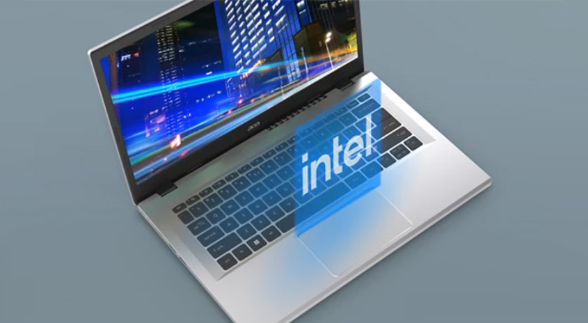 Ein geöffneter Laptop mit einem blauen Bildschirm, der eine Stadtansicht bei Nacht zeigt, steht auf einer grauen Oberfläche. Auf der Tastatur steht "intel".