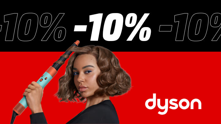 Eine Frau mit einem Dyson Airwrap steht links im Bild mit einem rot-schwarzem Hintergrund. Im oberen Bereich des Bildes steht mehrmals in großer Schrift "-10%". Rechts unten steht das Dyson-Logo.