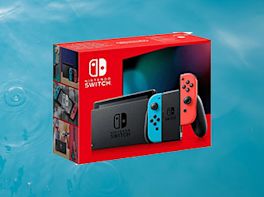 Eine Nintendo Switch Konsole vor blauem Hintergrund