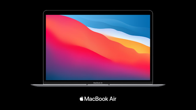 Ein geöffneter, silberfarbener MacBook Air mit farbigem, abstraktem Hintergrund auf dem Bildschirm vor schwarzem Hintergrund.