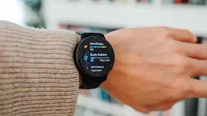 Smartwatch am Handgelenk zeigt Herzfrequenz und Body Battery an