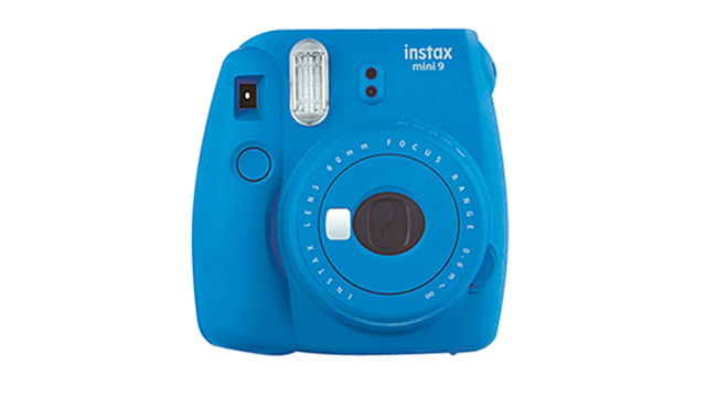 Blaue Instax Mini 9 Kamera mit Objektiv, Blitz und Tasten auf weißem Hintergrund.