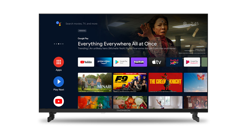 Ein Flachbildfernseher zeigt ein Menü mit verschiedenen Apps und Filmen, darunter YouTube, Prime Video und "Everything Everywhere All at Once".