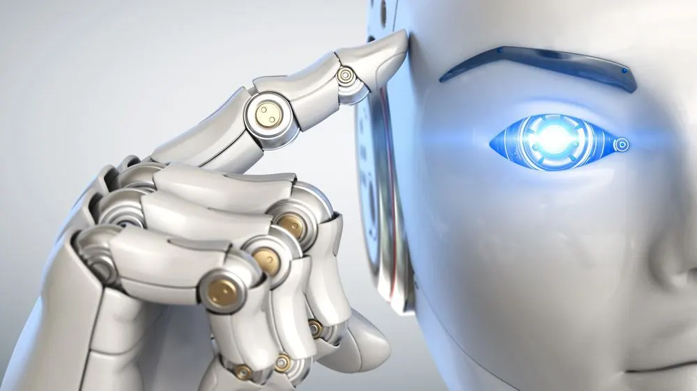 Weiße Roboterhand berührt den Kopf, mit leuchtend blauem Auge. Metallische Gelenke haben goldene Akzente vor hellem Hintergrund.