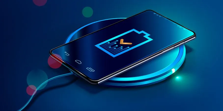 Schwarzes Smartphone auf blau-türkisem, rundem kabellosem Ladepad. Der Bildschirm zeigt blaues Batteriesymbol mit gelbem Haken auf blauem Hintergrund.