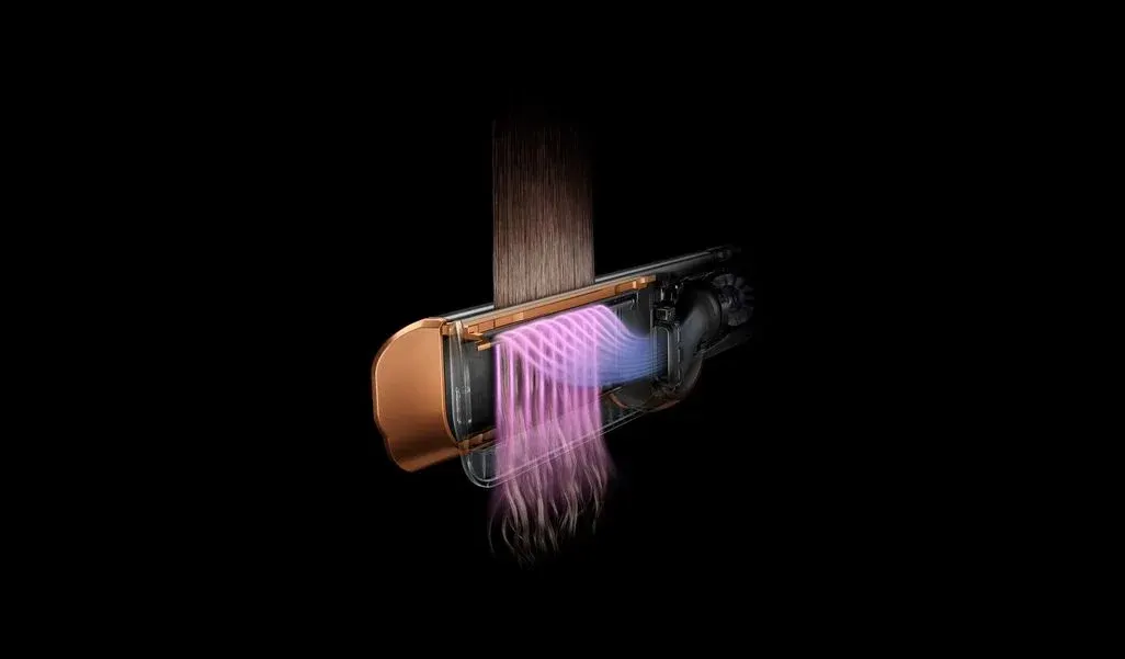 Premium-Haartrockner mit sichtbarer ionischer Technologie. Fluoreszierendes Lila-Rosa-Licht zeigt den Wärmestrom und die Haarstruktur auf schwarzem Untergrund."