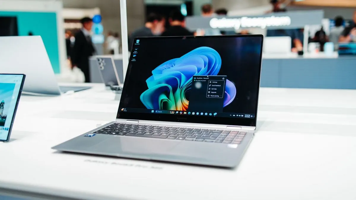 Laptop mit Windows-Desktop in Elektronikmarkt-Ausstellung