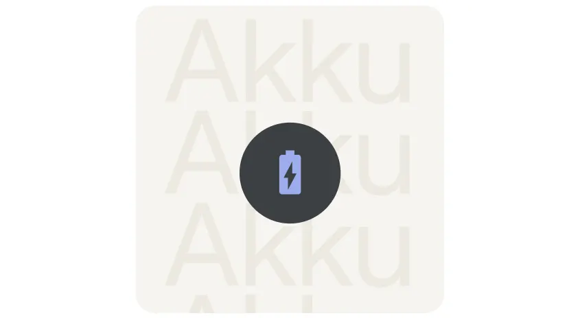 Ein Symbol einer Batterie mit Blitz in einem dunklen Kreis. Der Hintergrund ist hell mit dem Wort "Akku" darauf.