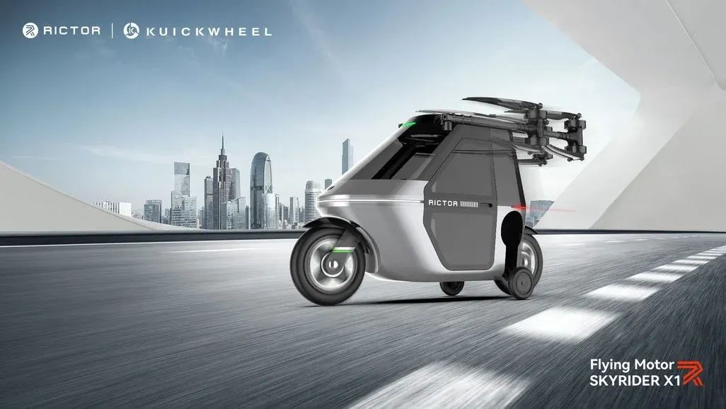 Fliegendes Motorrad von Rictor faehrt auf futuristischer Bruecke vor Stadt