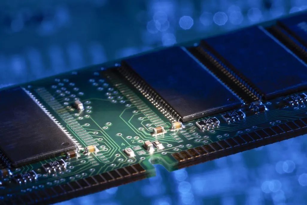 Nahaufnahme eines Computer-Arbeitsspeichers mit Platine