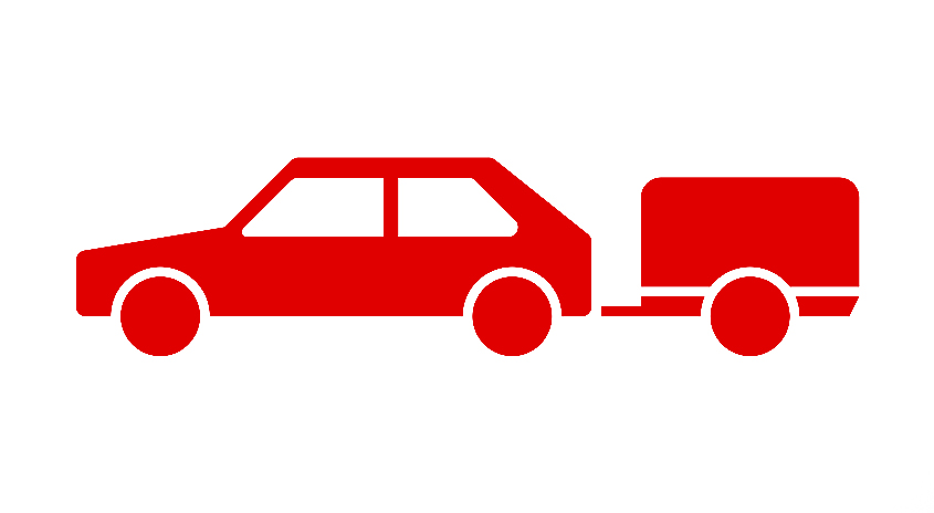 Ein rotes Auto zieht einen kleinen, rechteckigen Anhänger auf einem weißen Hintergrund.