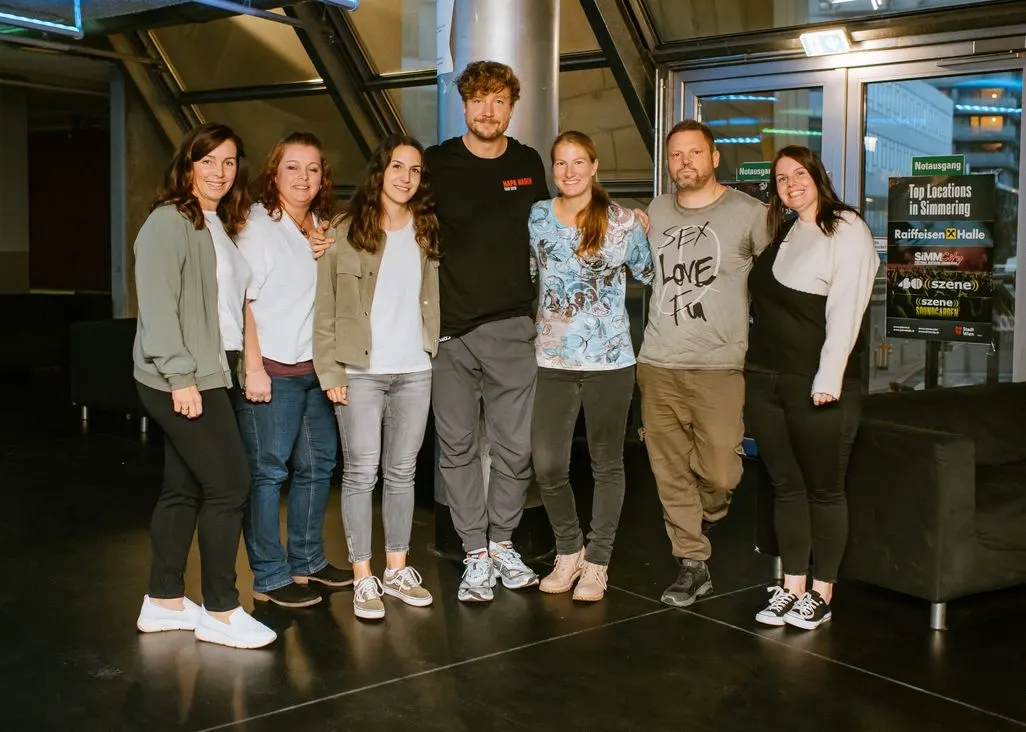 Samu Haber posiert zusammen mit anderen Leuten fuer ein Gruppenfoto