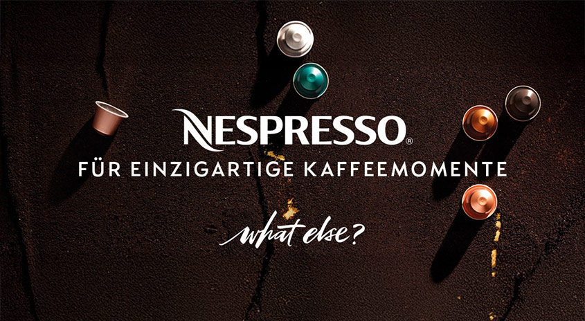 Brauner Hintergrund mit Nespresso-Logo, Kaffeekapseln in verschiedenen Farben und Aufschrift.