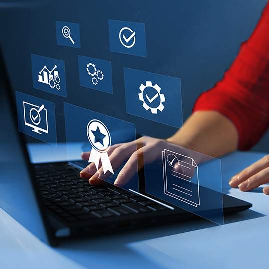 Eine Person tippt auf einem Laptop, umgeben von Icons, darunter ein Stern, ein Häkchen und ein Dokument.