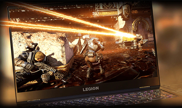 Ein Laptop zeigt ein Action-Videospiel mit Figuren in Rüstung, die Waffen abfeuern. Das Wort "LEGION" ist auf dem unteren Rahmen sichtbar.