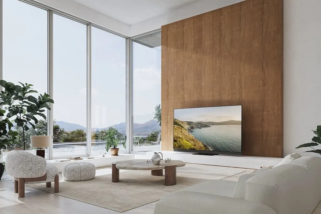 Modernes Wohnzimmer mit bodentiefen Fenstern und großem Fernseher an einer Holzwand.