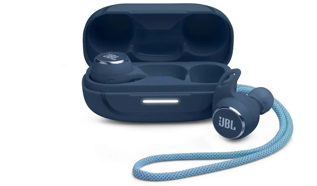 Blaue JBL Reflect Aero True Wireless Kopfhörer. Ein Earbud liegt im blauen Ladecase, einer davor.