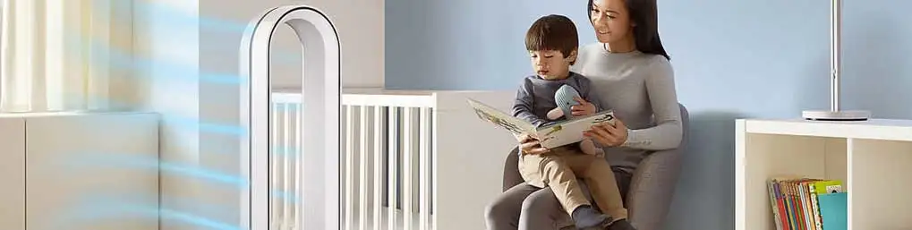 Ventilateur blanc dans une chambre d'enfant claire, près d'un berceau. Lumière bleue visible.