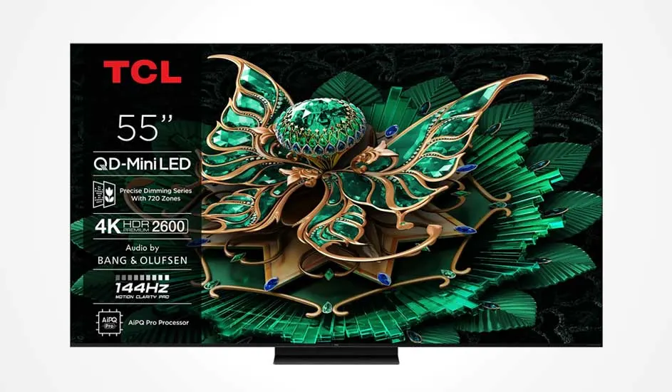 Un téléviseur TCL QD-MiniLED 55" affiche un papillon vert ornemental, avec 4K HDR 2600, audio Bang & Olufsen et processeur AiPQ 144Hz.
