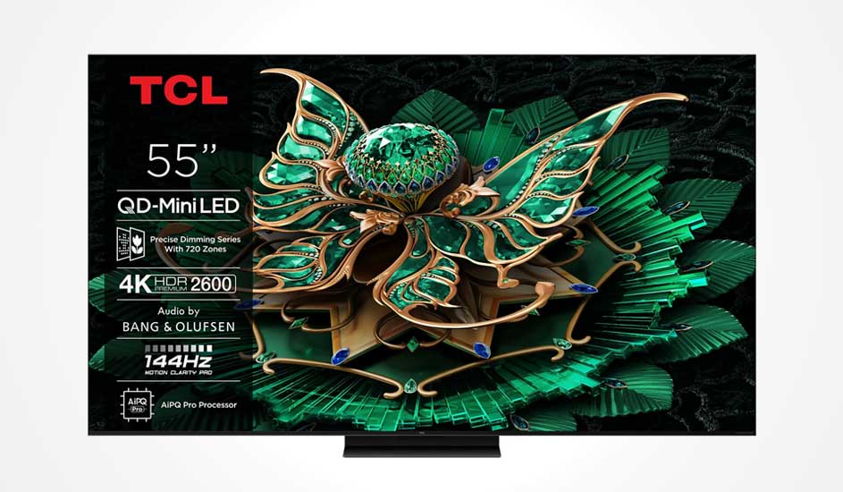 Een TCL 55" QD-MiniLED tv toont een groene sierlijke vlinder, met 4K HDR 2600, Bang & Olufsen audio en 144Hz AiPQ Pro Processor.