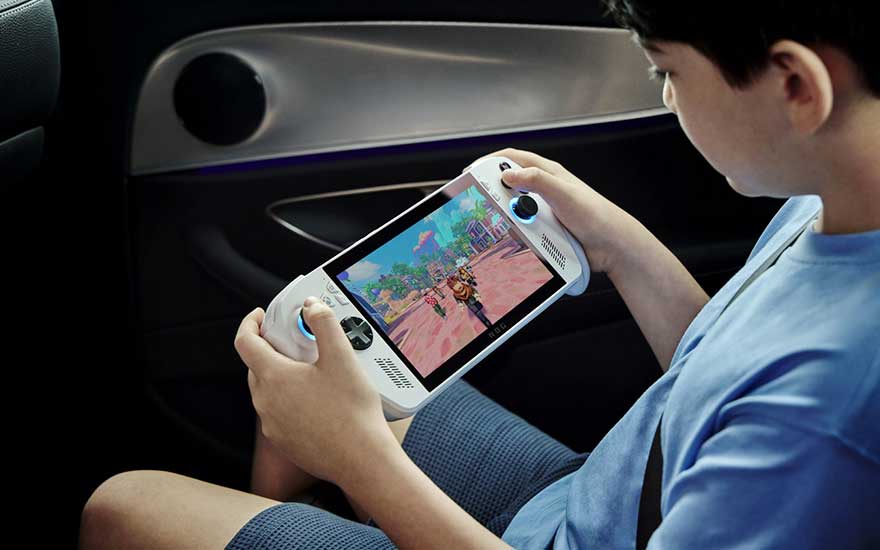 Un garçon assis dans une voiture tient une console portable et joue avec concentration à un jeu vidéo coloré sur grand écran.