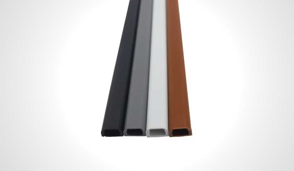 Quatre bandes profilées, noires, grises, blanches et brunes, alignées sur un fond blanc.