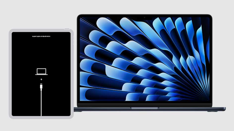 Een iPad met een zwart scherm toont een kabel en een laptop-icoon. Rechts staat een laptop met blauwe achtergrond.