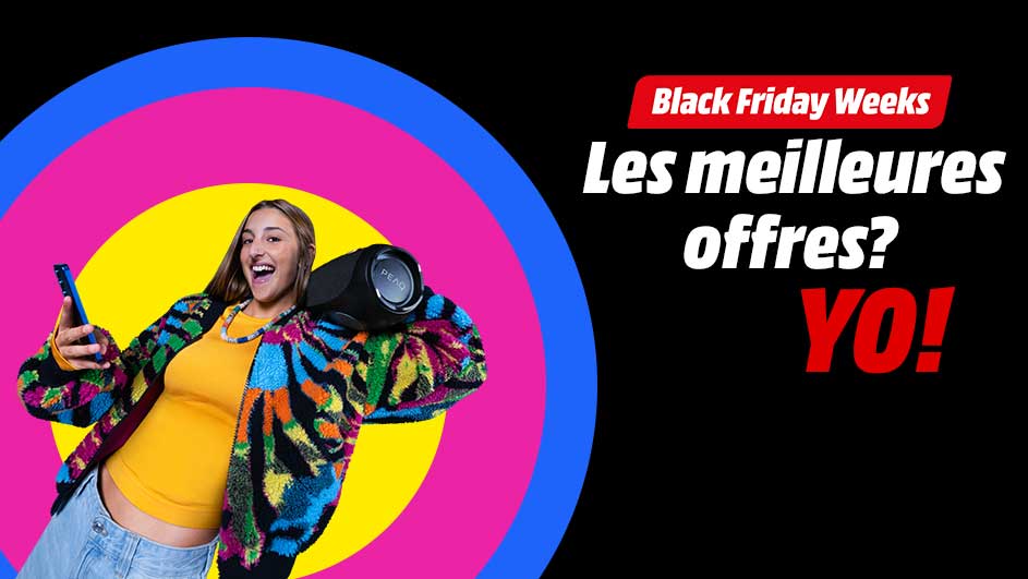 Personne souriante en veste multicolore tenant une enceinte portable sur l’épaule et un smartphone, devant des cercles colorés. À droite, texte : « Black Friday Weeks – Les meilleures offres ? YO ! » sur fond noir.