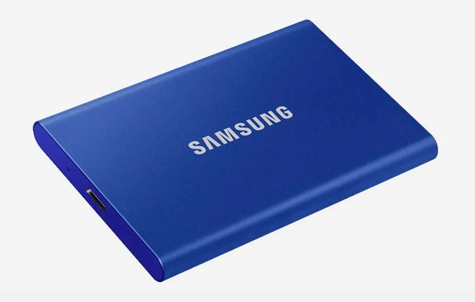 Blauw Samsung opslagapparaat met witte belettering, liggend op een witte achtergrond.