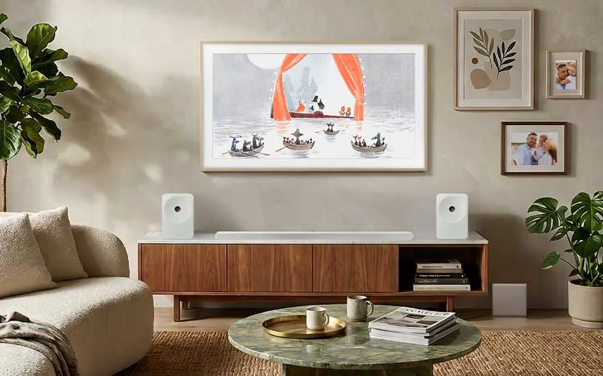 Un salon apaisant réunit un fauteuil crème, un buffet en bois, des plantes et un écran montrant des bateaux entre rideaux rouges.
