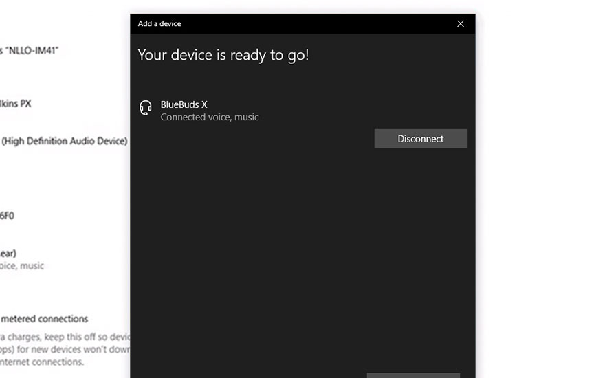 Boîte de dialogue noire "Ajouter un appareil" sur un écran blanc. Il affiche "Votre appareil est prêt à fonctionner !" et "BlueBuds X connecté".