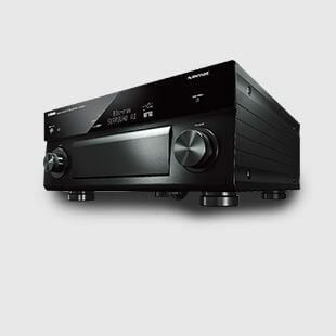 Récepteur audio noir sur fond blanc, avec boutons et écran visibles.