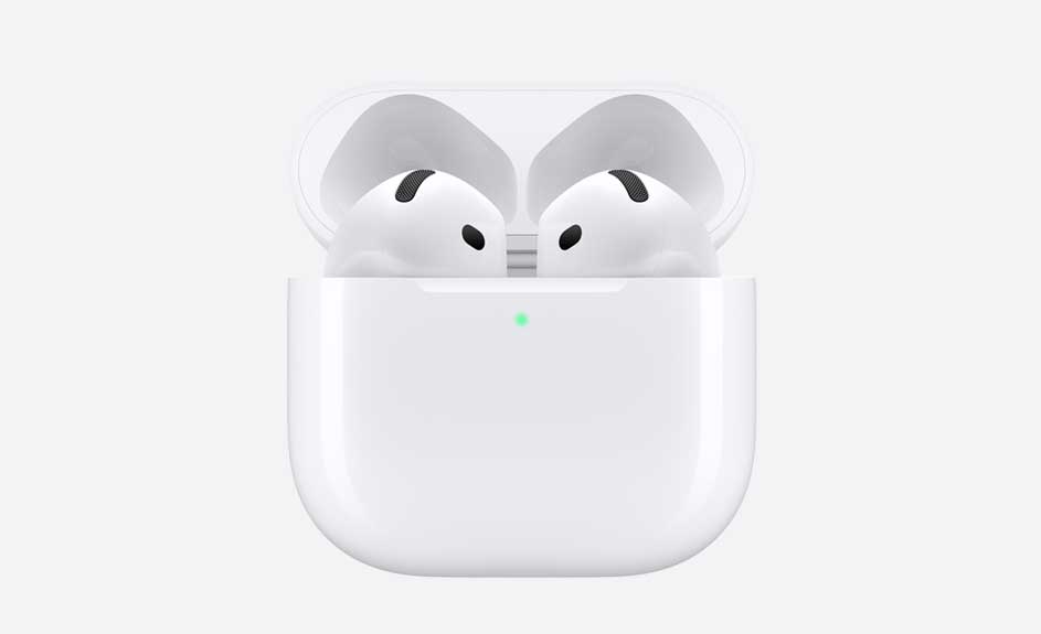 Deux écouteurs blancs dans un étui de chargement blanc ouvert, avec une lumière verte visible.