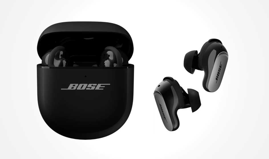 Sur un fond blanc, un boîtier de recharge Bose noir est ouvert. Deux écouteurs sans fil sont placés à côté, avec des embouts souples et un design moderne.