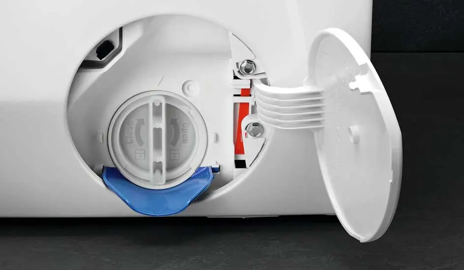 Wasmachine detail: wit, ronde filterklep open met blauwe lip. Zwarte achtergrond.