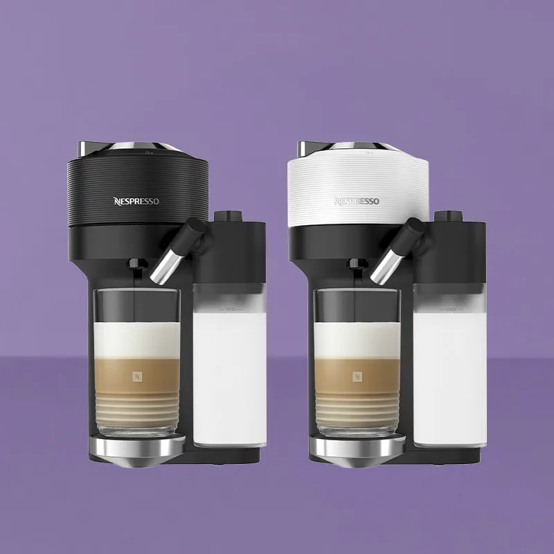 Twee Nespresso-koffiemachines met geïntegreerde melkopschuimers op een paarse achtergrond, één zwart en één wit, elk met een gelaagde melk-koffiedrank in een glas.