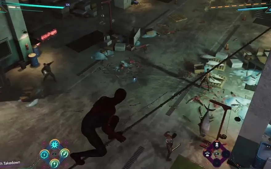 Vue aérienne d'un entrepôt désordonné avec des débris, des caisses et un grand poisson suspendu. Une silhouette sombre est accroupie.