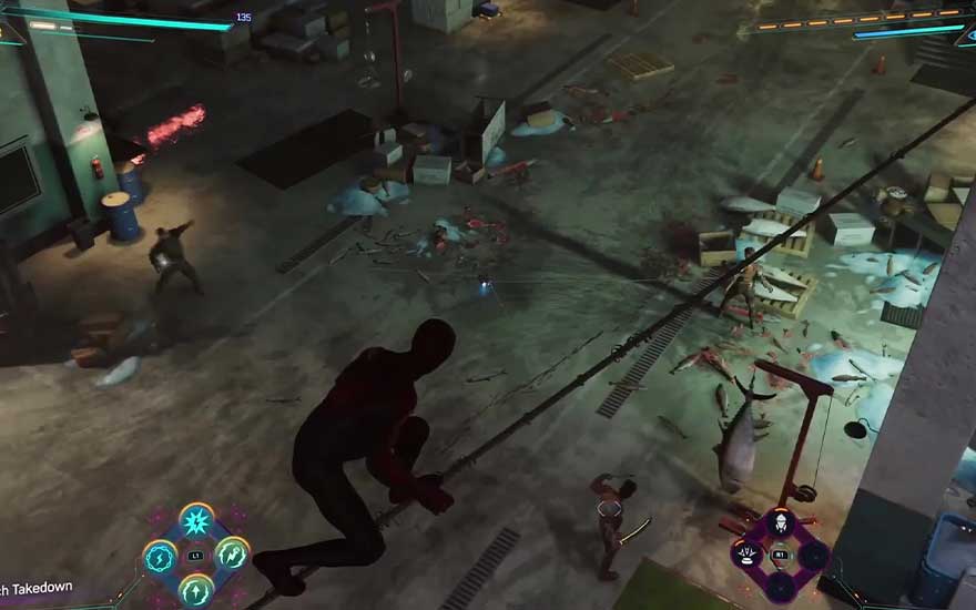 Bovenaanzicht van een donkere steeg met dozen, vissen en een figuur in een rood en zwart pak die hurkt. Een andere figuur staat verderop.