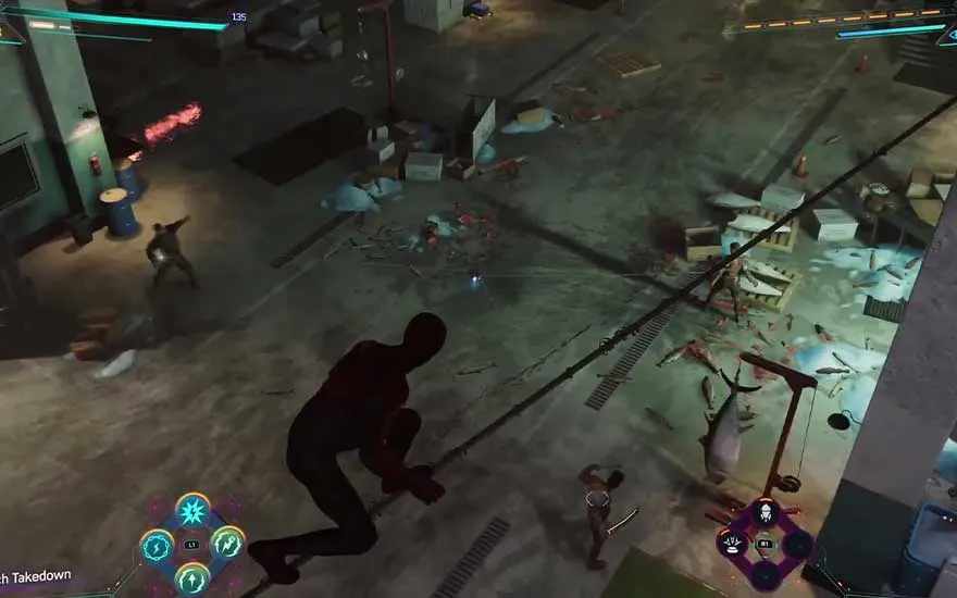 Bovenaanzicht van een donkere steeg met dozen, vissen en een figuur in een rood en zwart pak die hurkt. Een andere figuur staat verderop.