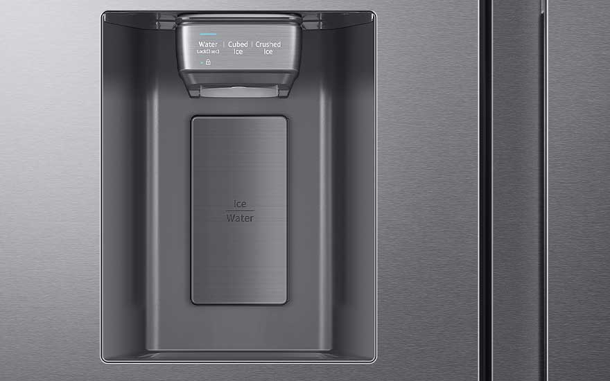 IJskastdeur toont een water- en ijsdispenser met opties voor water, blokjes en gemalen ijs. Het oppervlak is van geborsteld metaal.