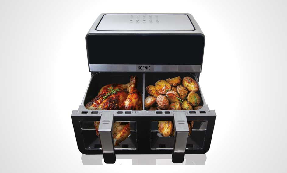 Een dubbele heteluchtfriteuse van Koenic, gevuld met gebraden kip en aardappelen op een witte achtergrond.