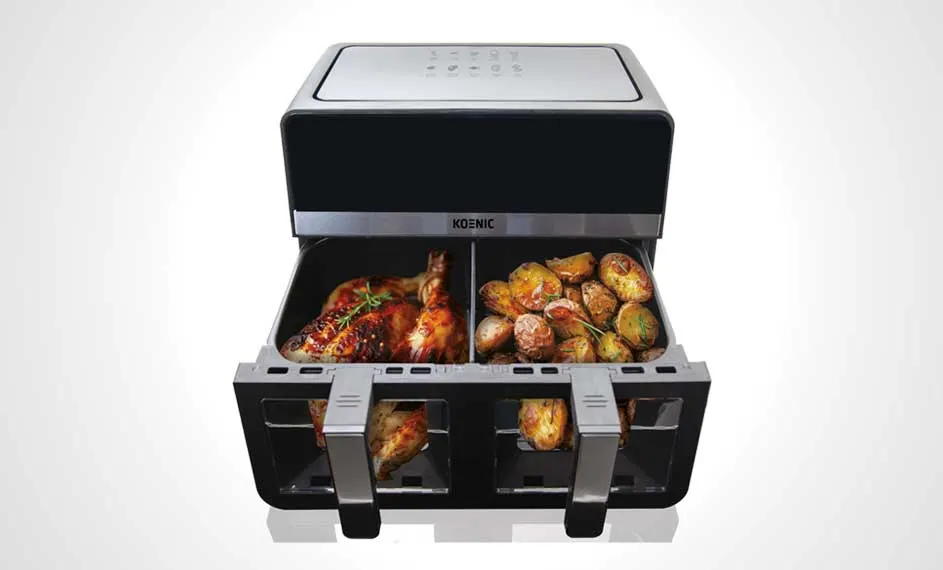 Een dubbele heteluchtfriteuse van Koenic, gevuld met gebraden kip en aardappelen op een witte achtergrond.