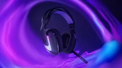 Un casque gaming noir avec microphone flotte dans un environnement lumineux violet et bleu avec des effets néon ondulants.