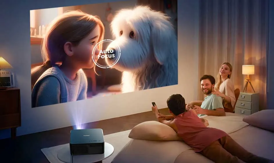Een gezin geniet thuis van een filmprojectie: een kind kijkt met een hond naar het scherm, terwijl anderen ontspannen op de bank.