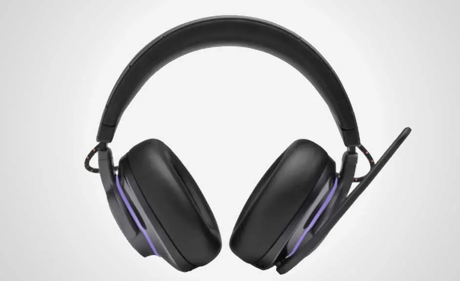 Casque noir avec coussinets d'oreille, bandeau rembourré et microphone sur fond gris clair.