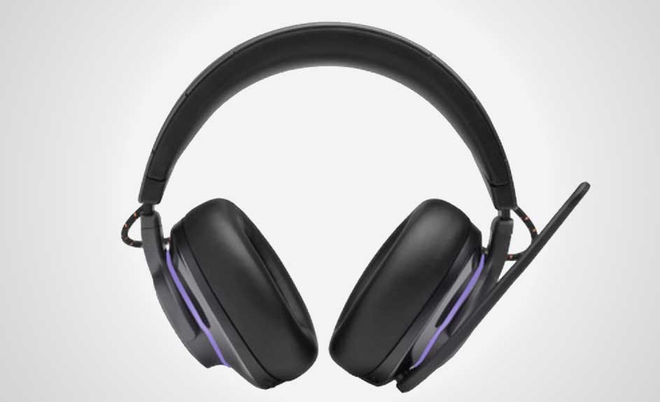 Zwarte hoofdtelefoon met paarse accenten en een microfoonarm tegen een witte achtergrond.
