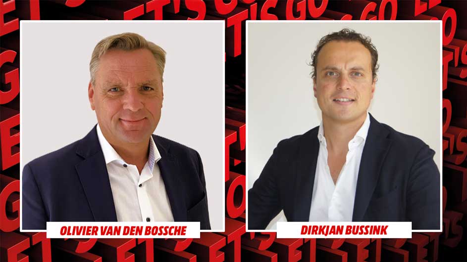 Twee mannen in een net pak staan apart van elkaar met hun naam onder hun foto, geen merk zichtbaar.