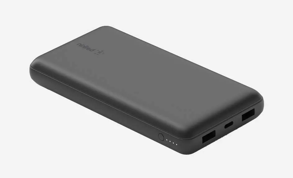 Donkergrijze powerbank met afgeronde hoeken ligt op een witte achtergrond, met poorten en batterij-indicatielampjes zichtbaar.