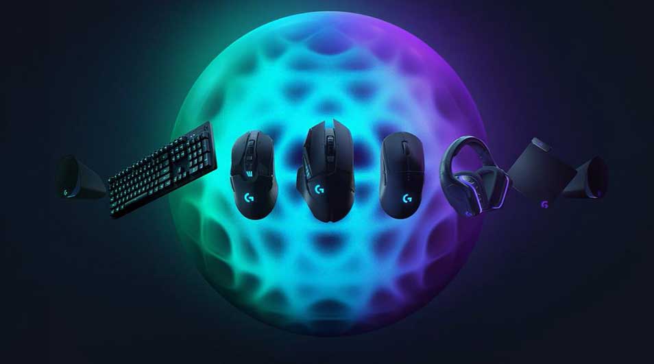 Clavier, souris, casque noir, et haut-parleurs flottent devant un orbe bleu et violet sur fond noir.
