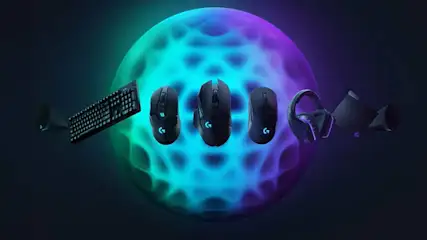 Clavier, souris, casque noir, et haut-parleurs flottent devant un orbe bleu et violet sur fond noir.